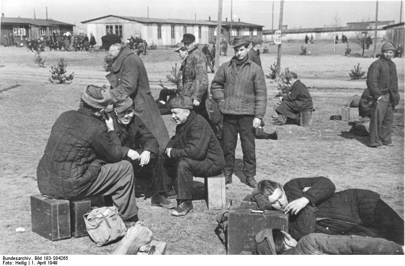 Bundesarchiv_Bild_183-S84265,_Frankfurt-Oder,_Heimkehrer_aus_der_Sowjetunion.jpg